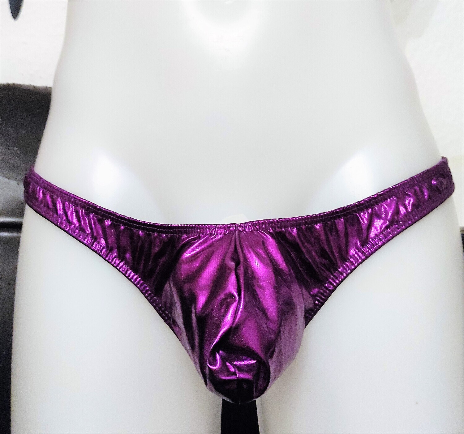 Mega Hot! &quot;Glossy-Metallic-String&quot; Tanga Wetlook Spiegelglanz, Purple One Size