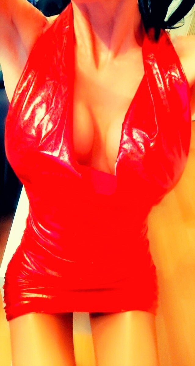Glossy Red Backless Minikleid Metallic Wetlook tailliert Push Up Raffung, Größe S/M oder L