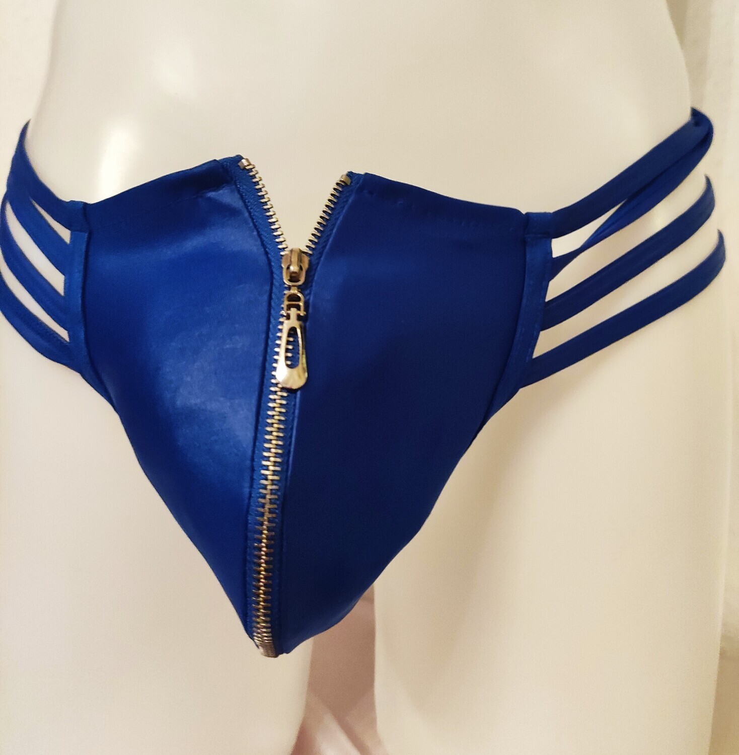 Männer Shorty, Tanga in Lederoptik mit Zipper &amp; Riemen, Wetlook Style, PU, Faux Leather, Blau, L/XL
