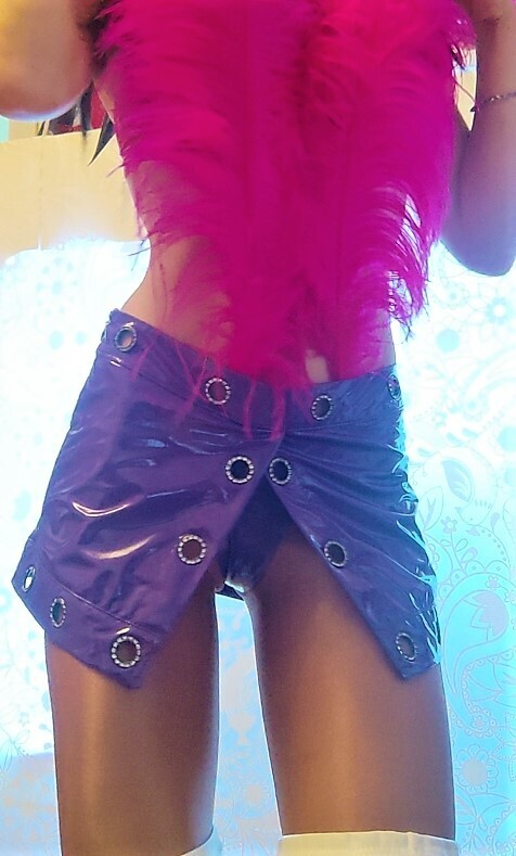 Glossy Purple Lackleder Baderock mit integriertem Slip Strassnieten Handmade Unikat Size  S oder Maßanfertigung