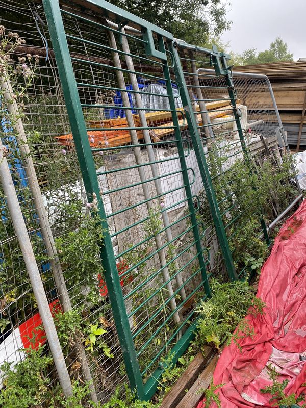 Green Hoop Bow Fencing Gate (130 x 113)