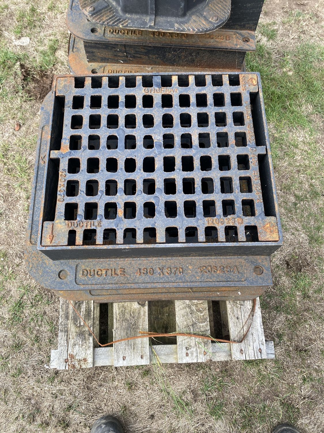 Eccles GridFlow D400 Ductile Iron Gully Grating - 430mm x 370mm x 100mm