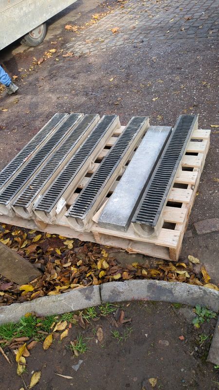 ACO RainDrain B125 External Drain Channel With Cast Iron Heelguard Atec Grating 1m