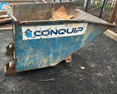 Tipping skips (blue)