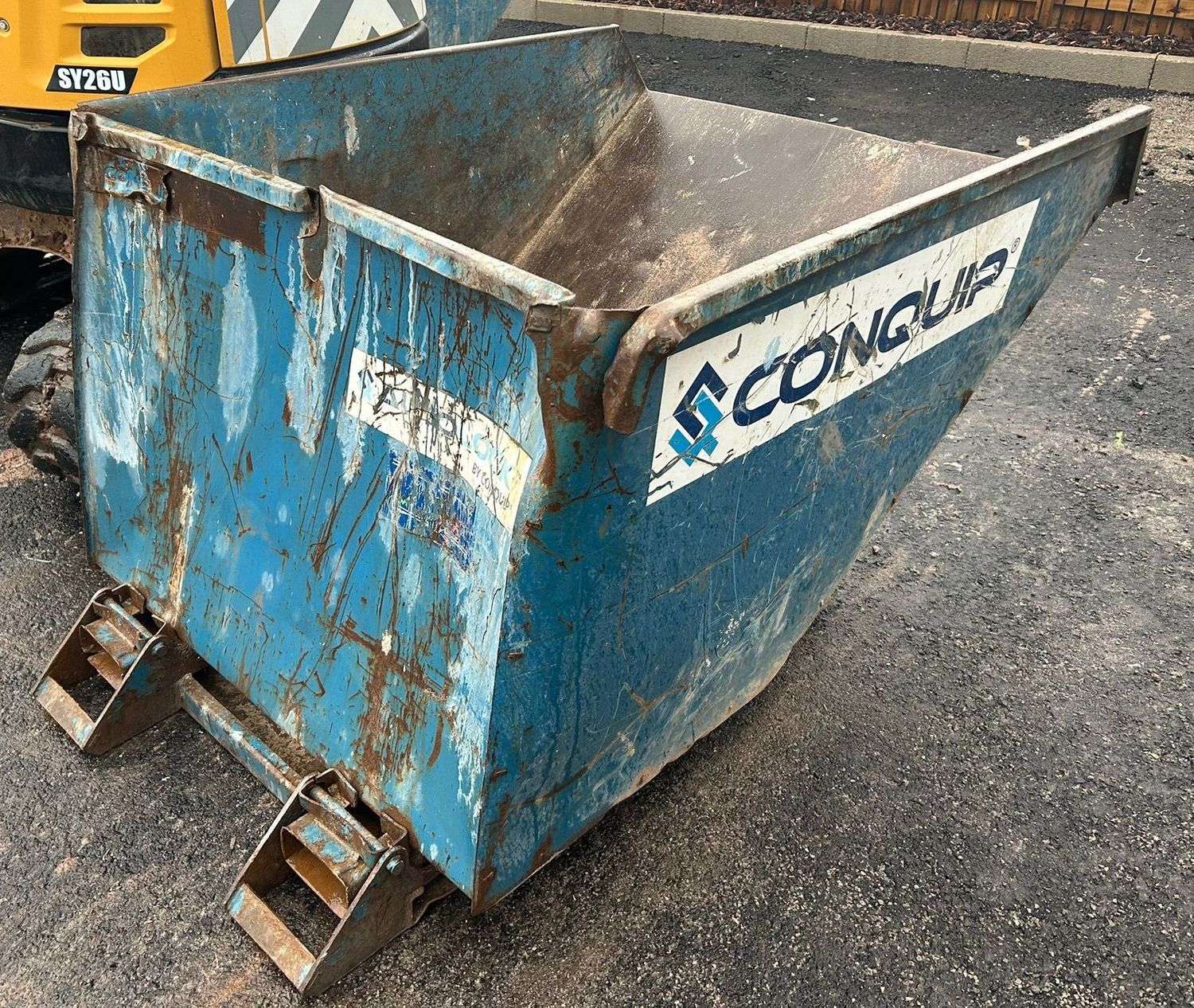 Tipping skips (blue)