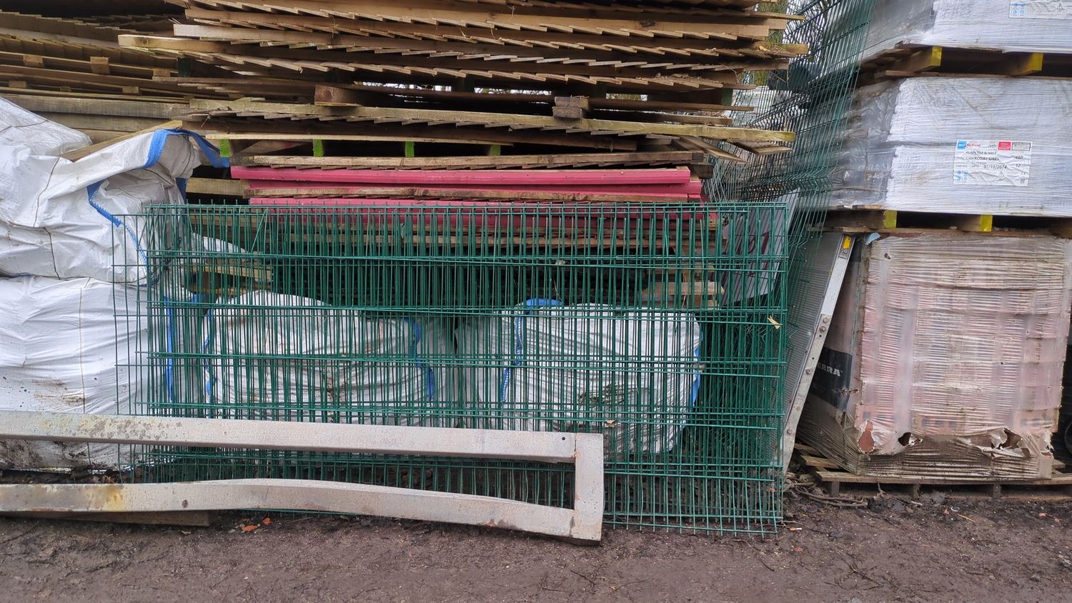 Galvanised Green Mesh Fencing (1200x2500)