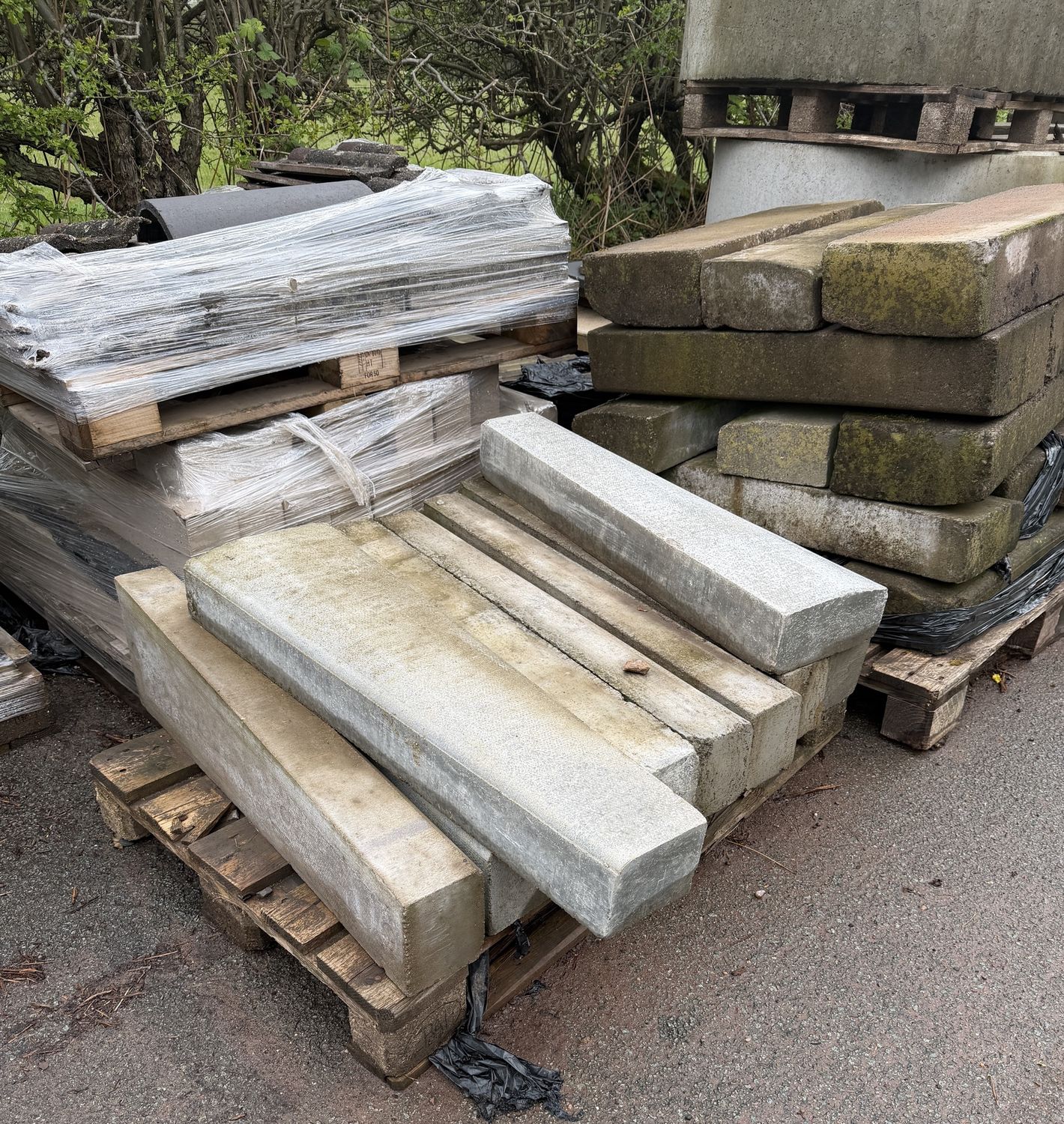 Drop Kerb ends (900 x 250 x 120mm - 150mm)