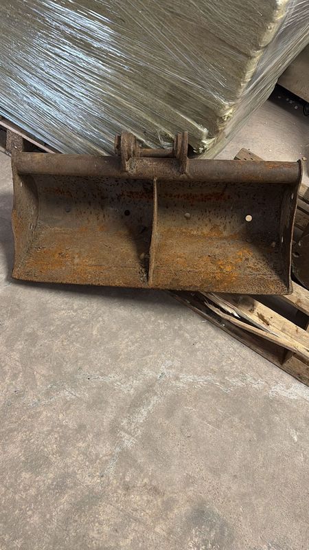 Digger Bucket (830mm x 39mm)