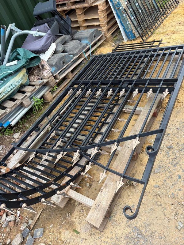 Black Metal Spike Gate set