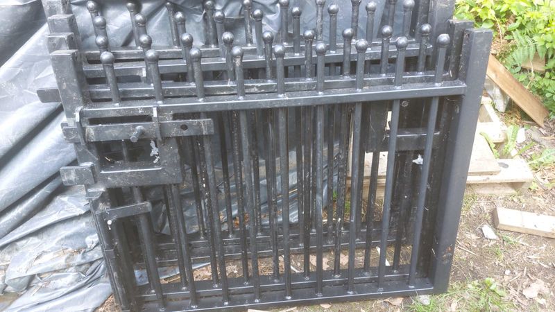 Black estate Gate (1030 x 800)