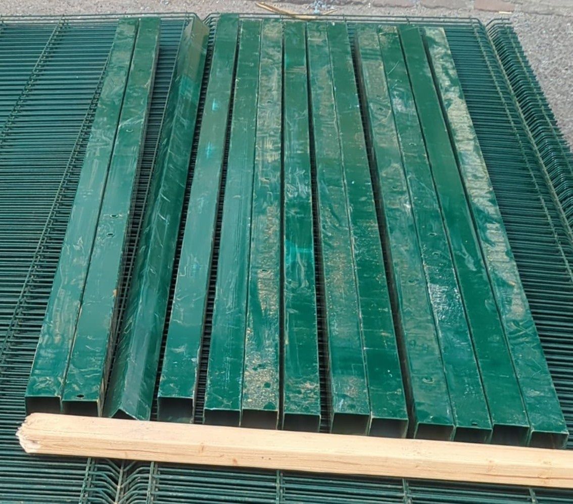 Green V mesh Perimeter Security Fence Post 2.4m