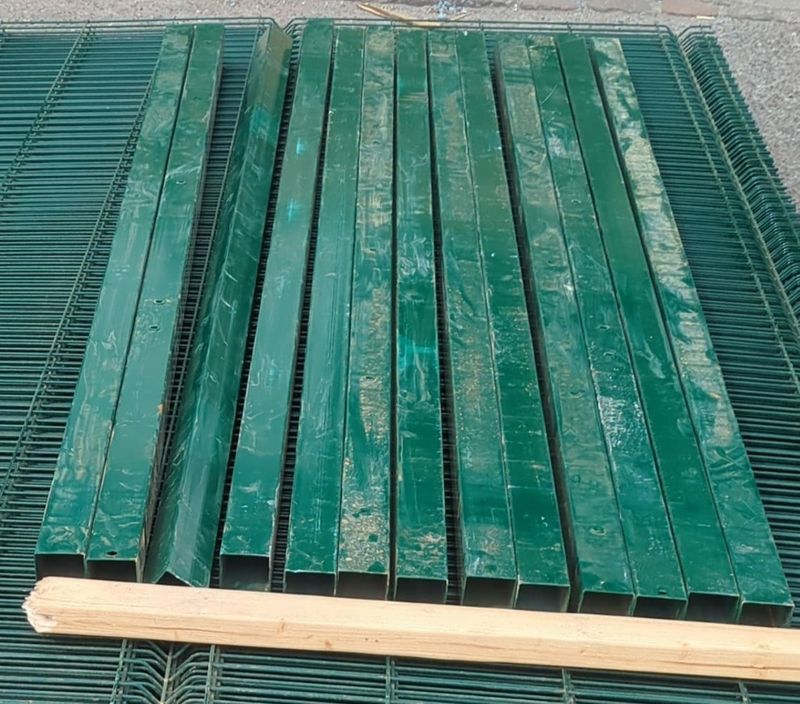 Green V mesh Perimeter Security Fence Post 2.4m
