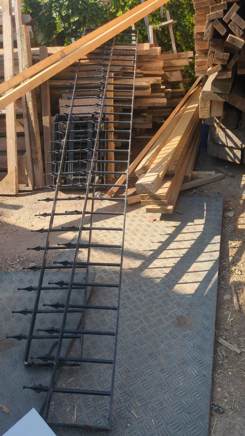 Black Cast iron Fence rails (4430 x 385)