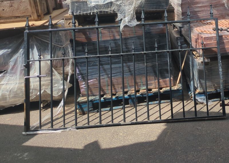 Black Cast iron Gate Set (2045 x 1200)