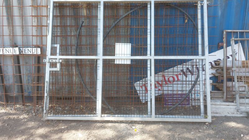 Metal Gates Silver (3m x 2.3m)