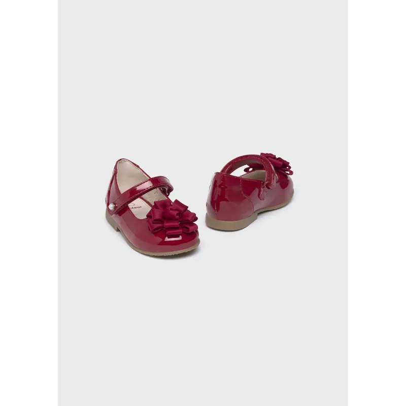 RED PATENT MARY JANE SHOE SATIN FLOWER APPLIQUE / 42-470-034