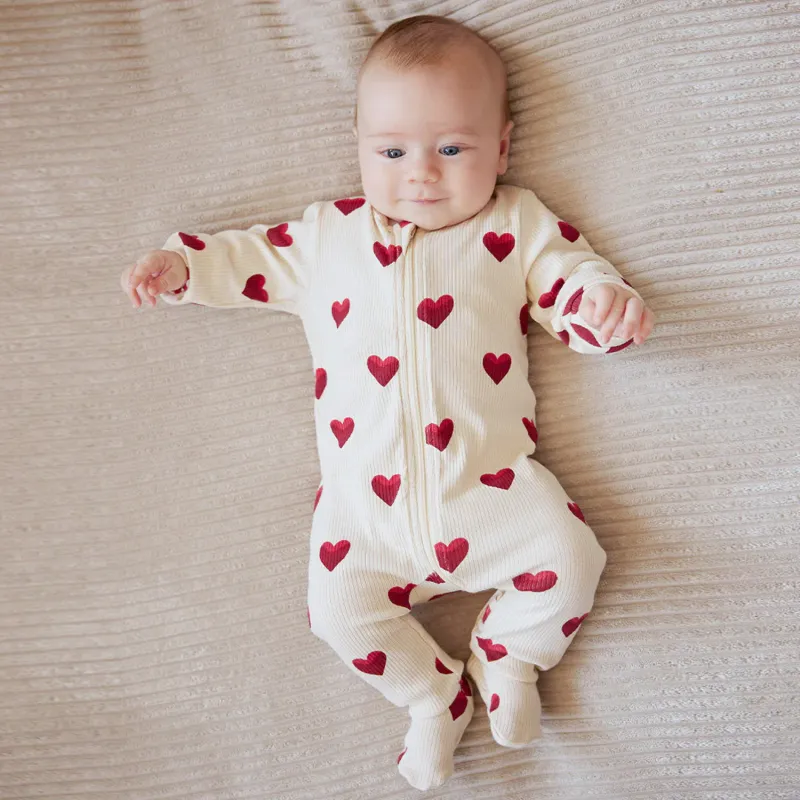 BEIGE FOOTED SLEEPER RED HEARTS PRINT RIBBED FRONT CLOSURE / 25SRS10P01B