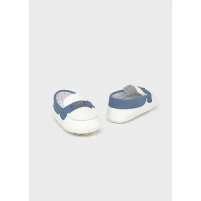 WHITE MOCCASINS WITH BLUE TRIM / 9892-053
