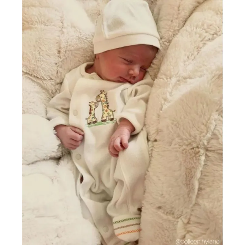2PC IVORY SLEEPER & HAT GIRAFFE EMBRODIERY / L643855-L150