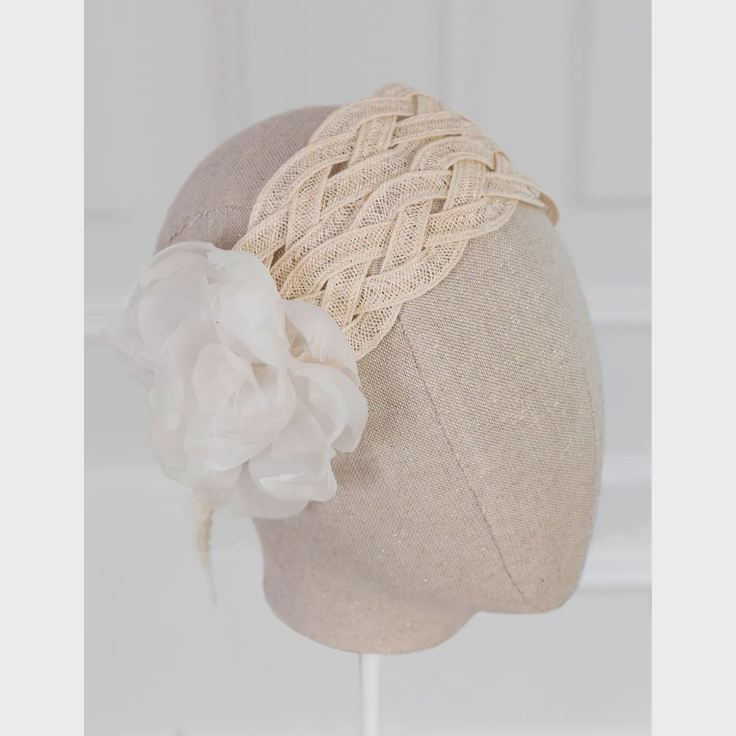 RAFFIA HEADDRESS CREAM CHIFFON FLOWER APPLIQUE / 5457