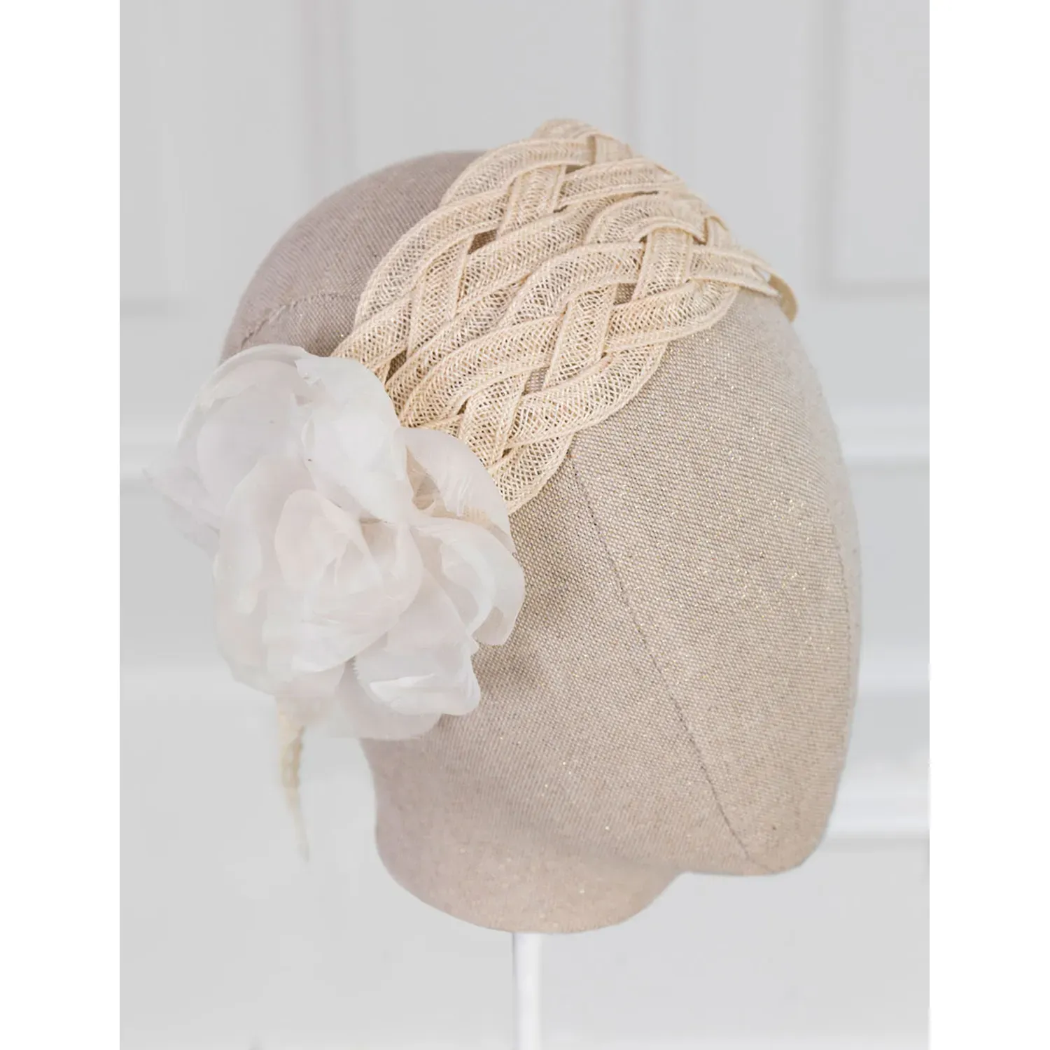 RAFFIA HEADDRESS CREAM CHIFFON FLOWER APPLIQUE / 5457