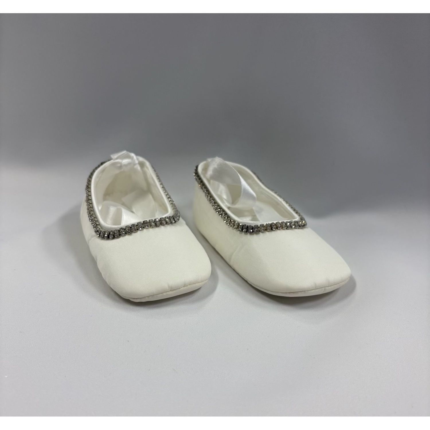 SILK SHOE WHITE RHINESTONE TRIM / 550R