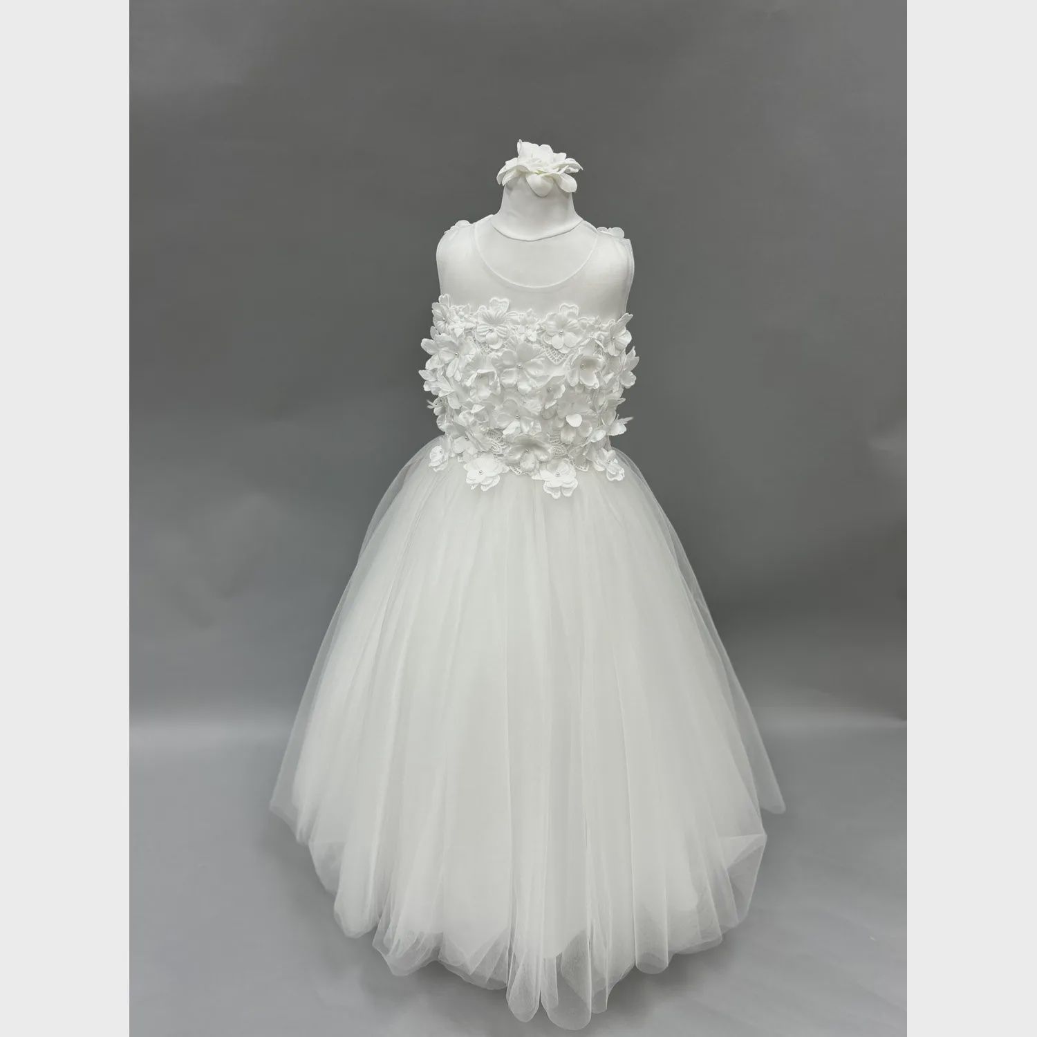 GOWN OFF WHITE WITH TAIL FLOWER APPLIQUE BODICE / 1803