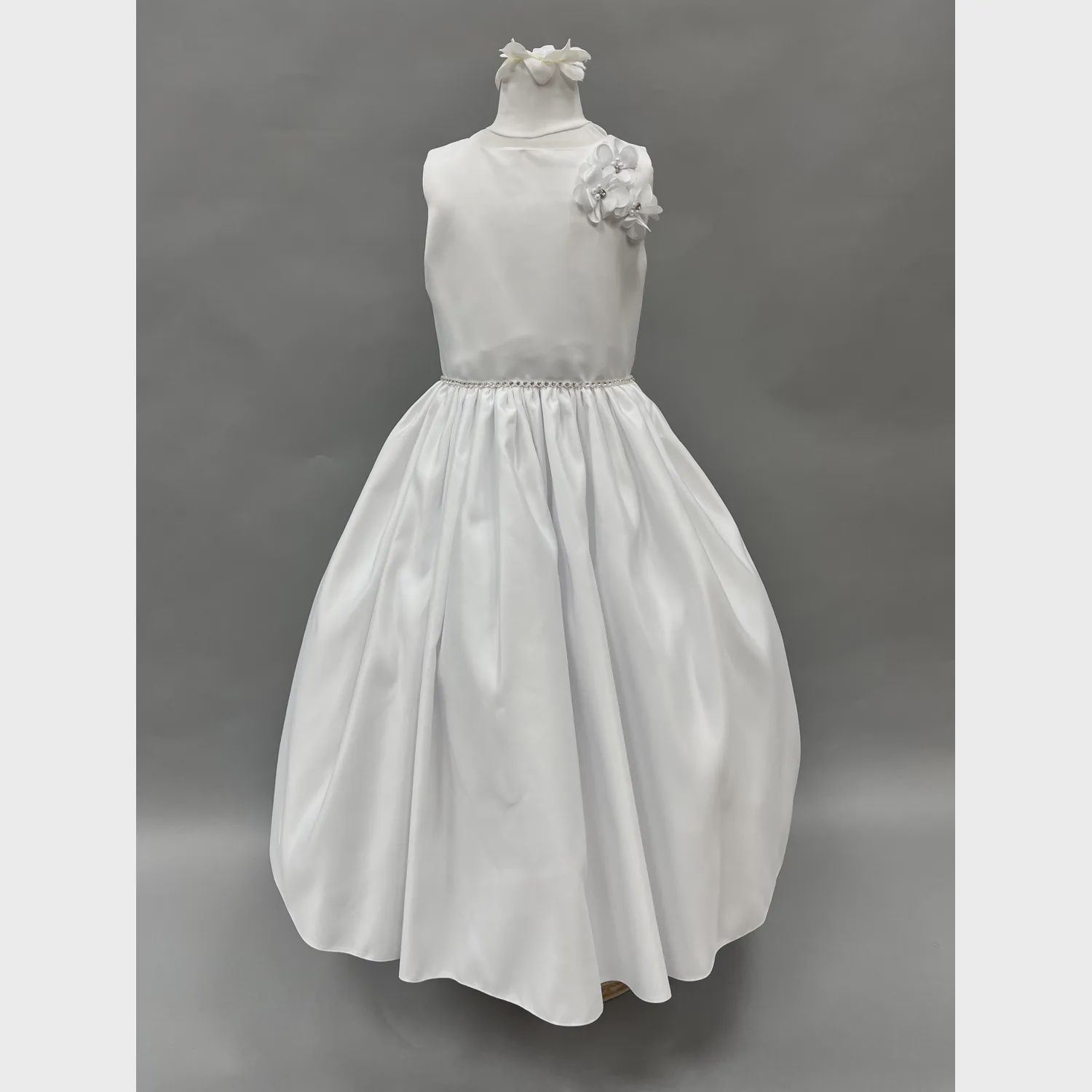 DRESS WHITE TAFFETTA 3 FLOWERS ON BODICE SLEEVELESS / R21110
