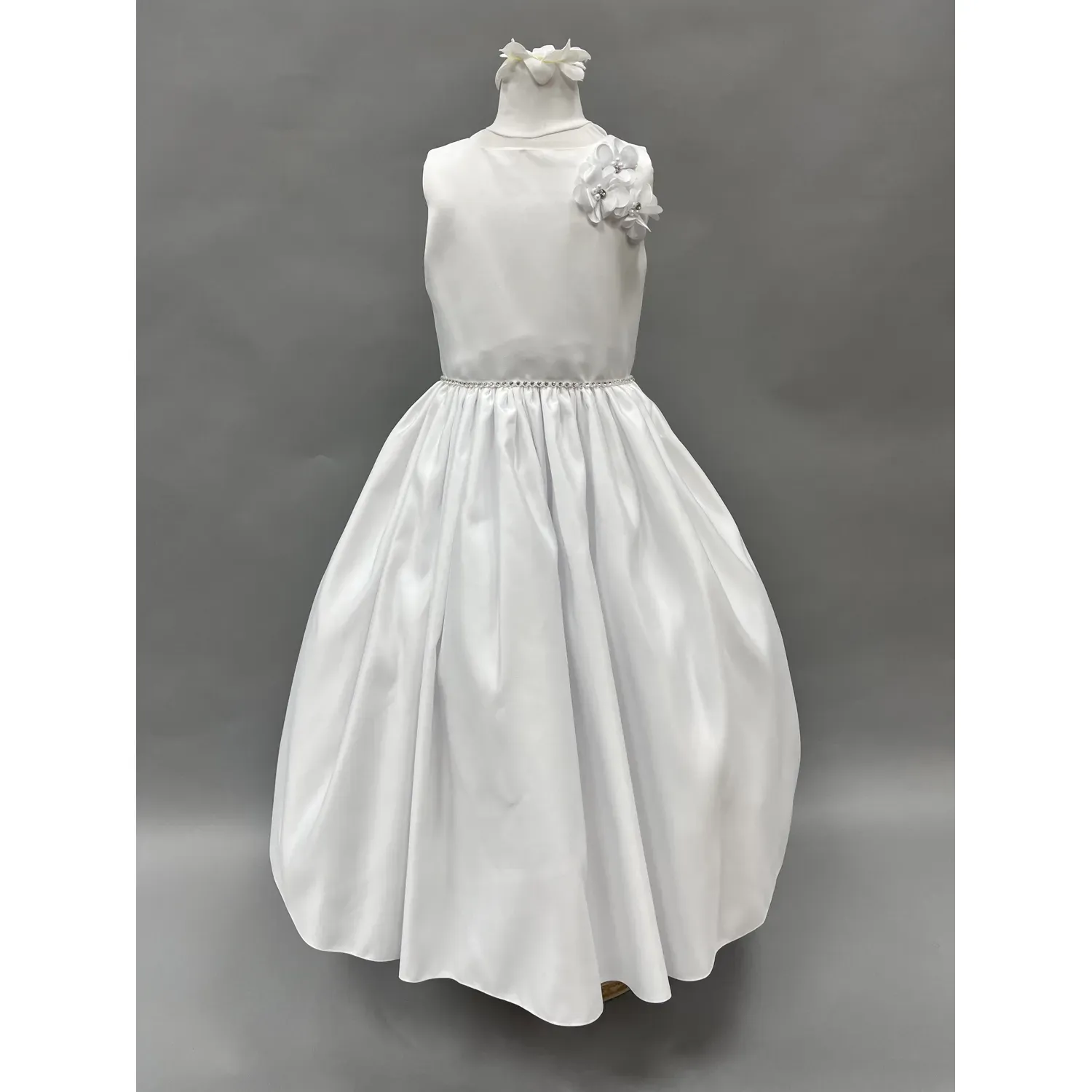 DRESS WHITE TAFFETTA 3 FLOWERS ON BODICE SLEEVELESS / R21110