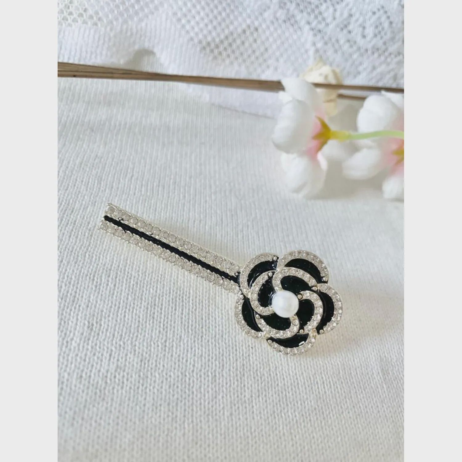 HAIRCLIP BLACK & RHINESTONE PEONY TRIM / 107HC041