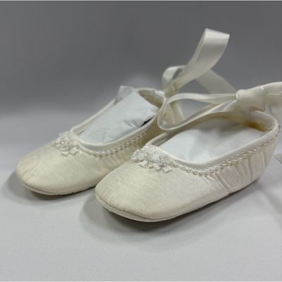 SILK SHOE PEARL & FLOWER TRIM DD / 550