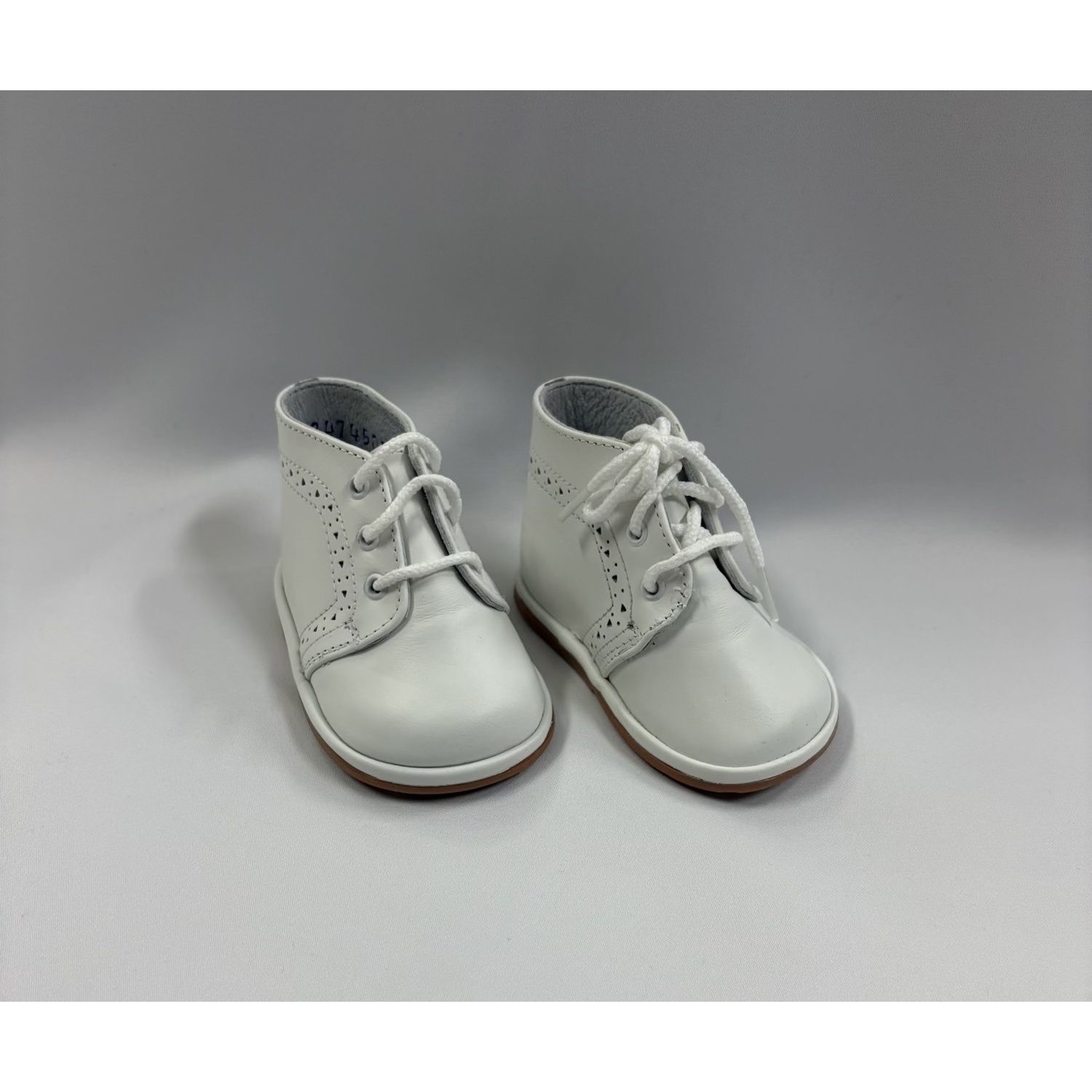 WHITE BOY'S SHOE WITH LACES & CUTOUT SIDE PATTERN / G0003