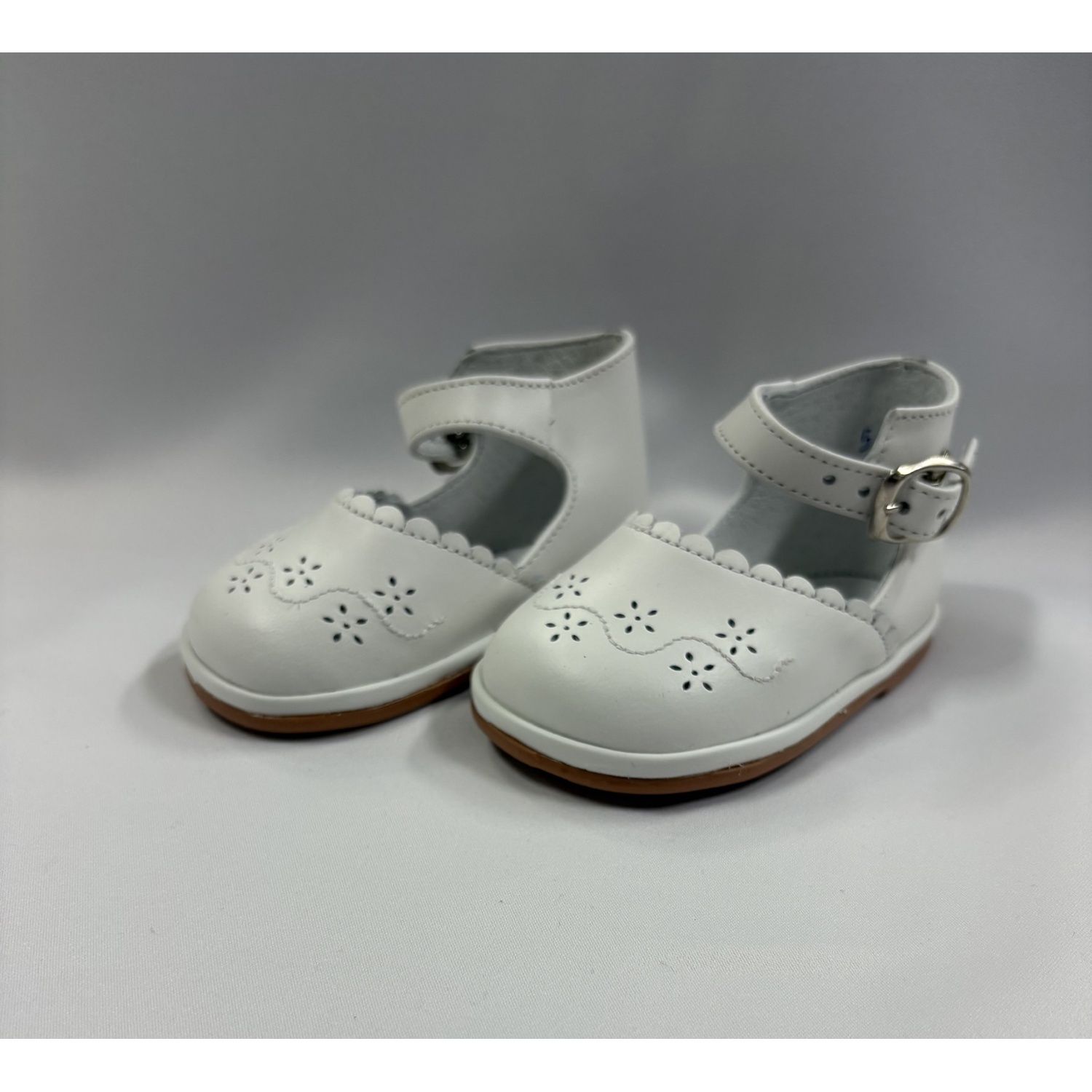 WHITE GIRL'S SHOE FLOWER PIN HOLD CUTOUT / G5103