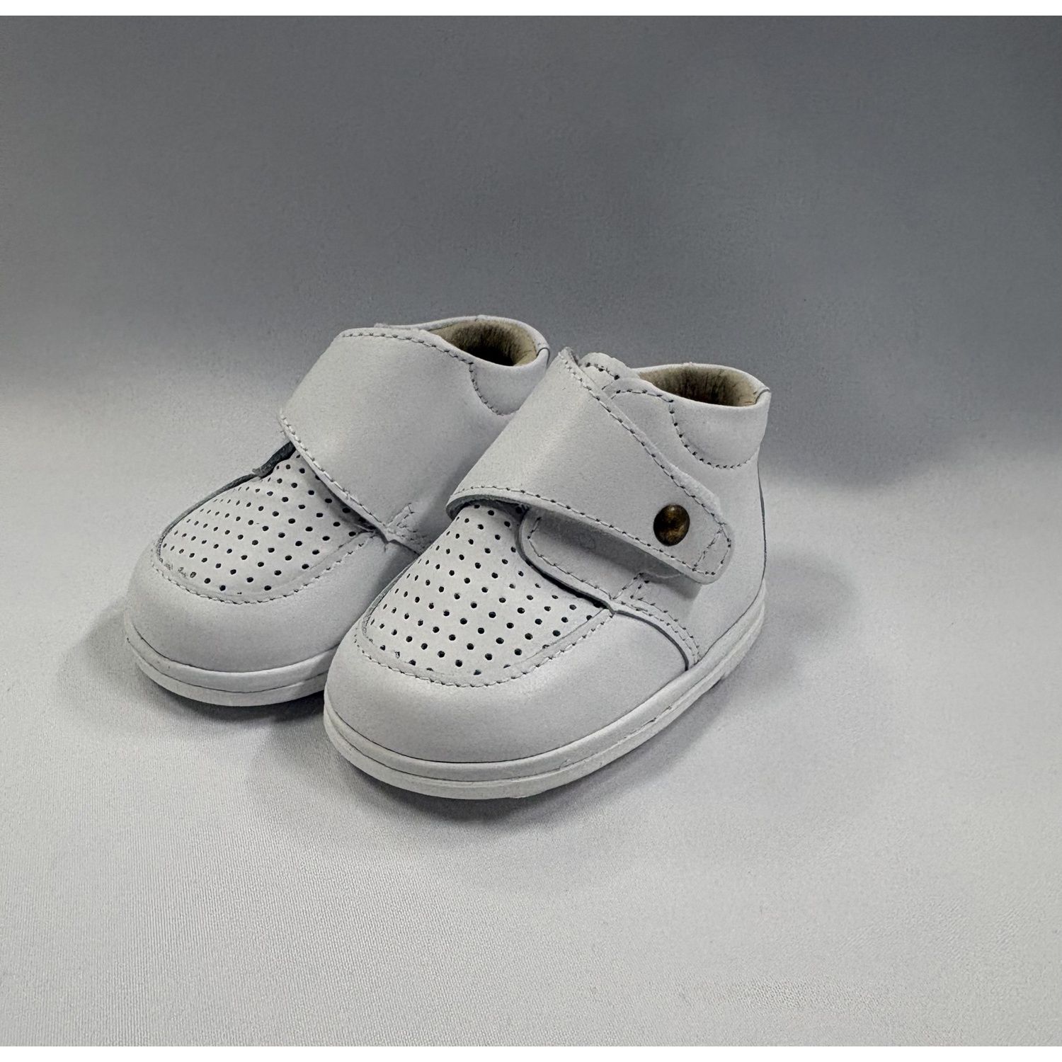 WHITE BOY'S SHOE PINHOLE CUTOUT / G0101