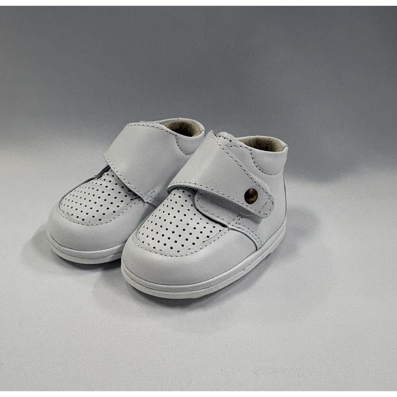 WHITE BOY'S SHOE PINHOLE CUTOUT / G0101