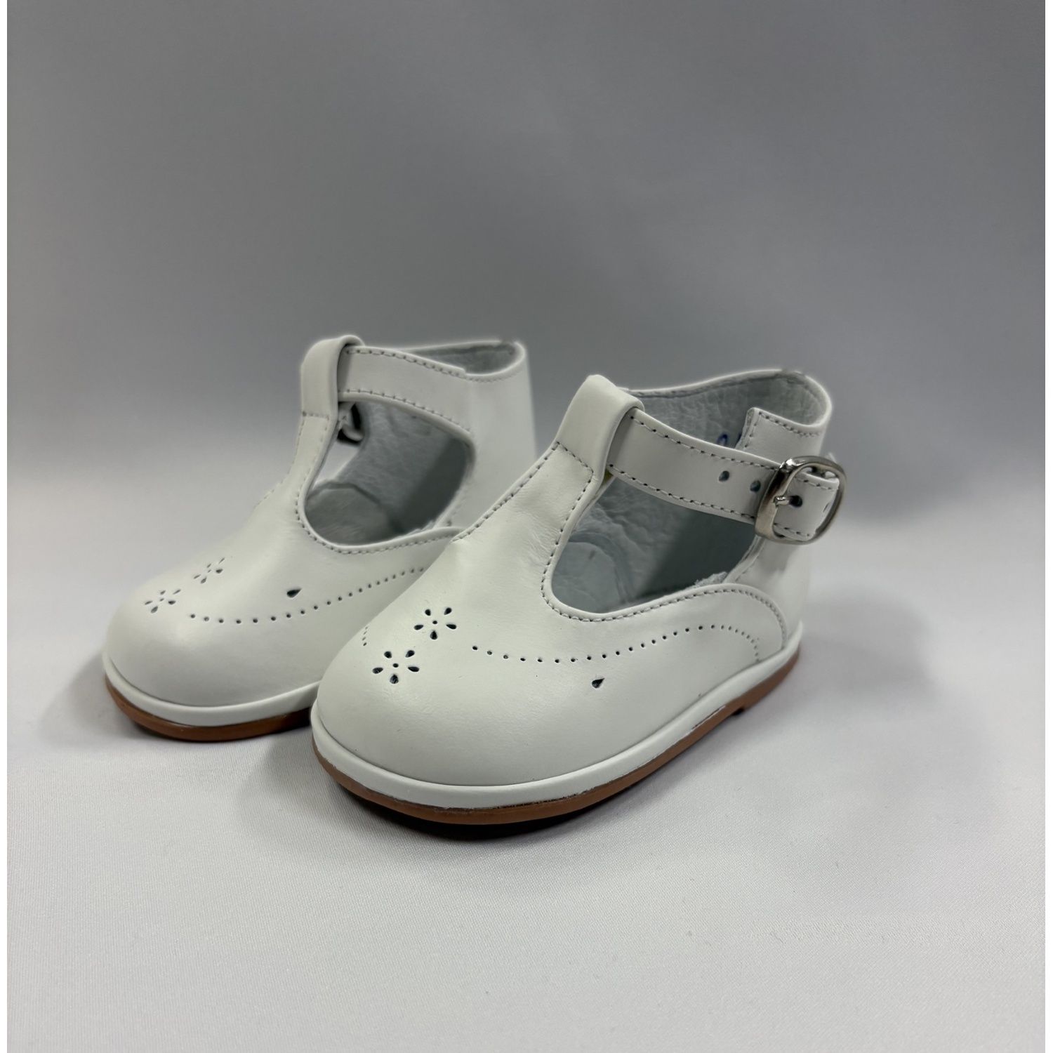 WHITE GIRL'S SHOE HIGH BACK PINHOLE CUTOUT / G0013