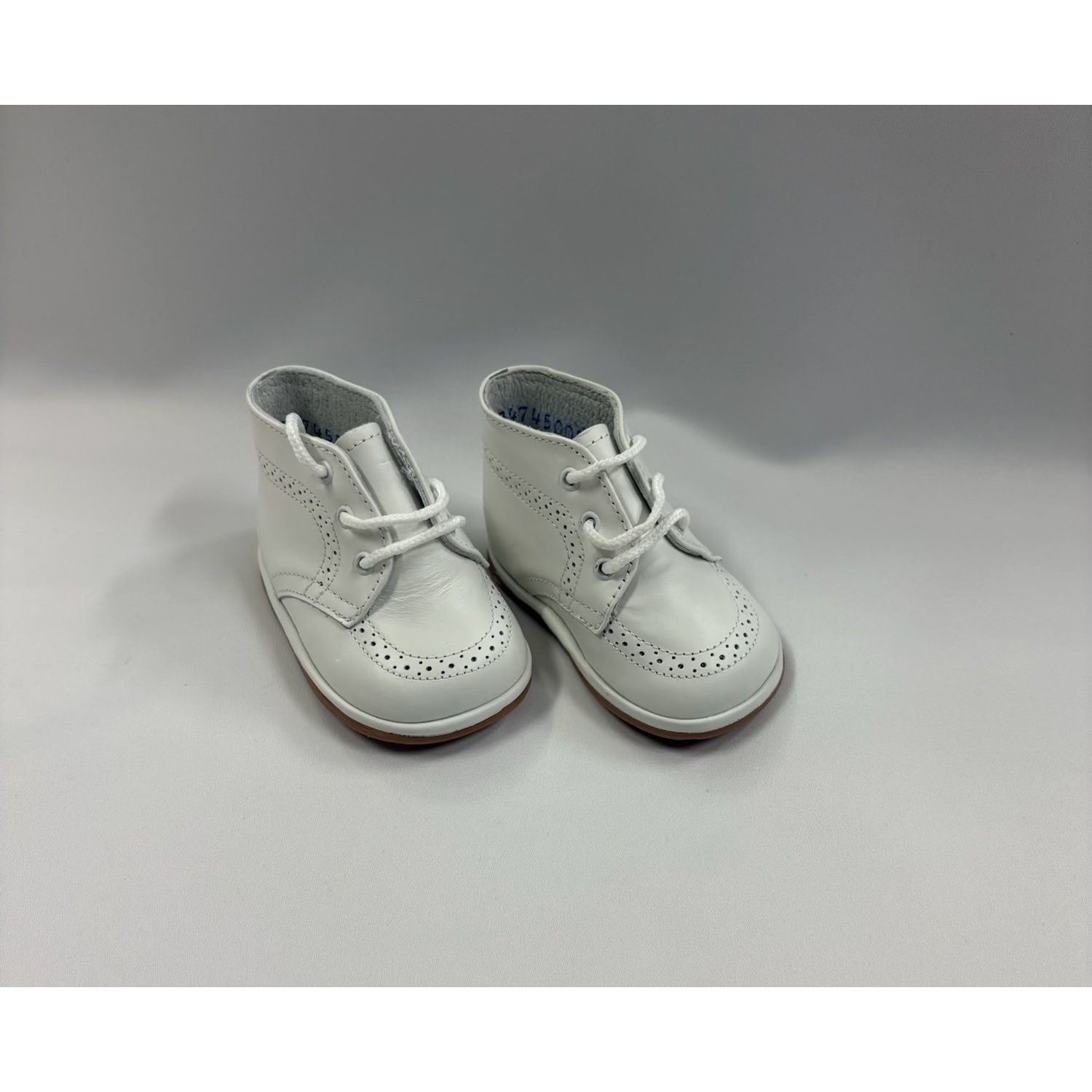 WHITE SHOE WITH LACES & PINHOLE CUTOUT BOY / G0102