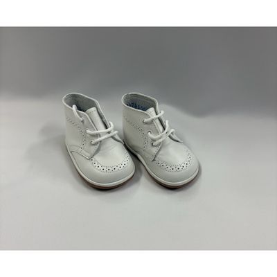 WHITE SHOE WITH LACES & PINHOLE CUTOUT BOY / G0102