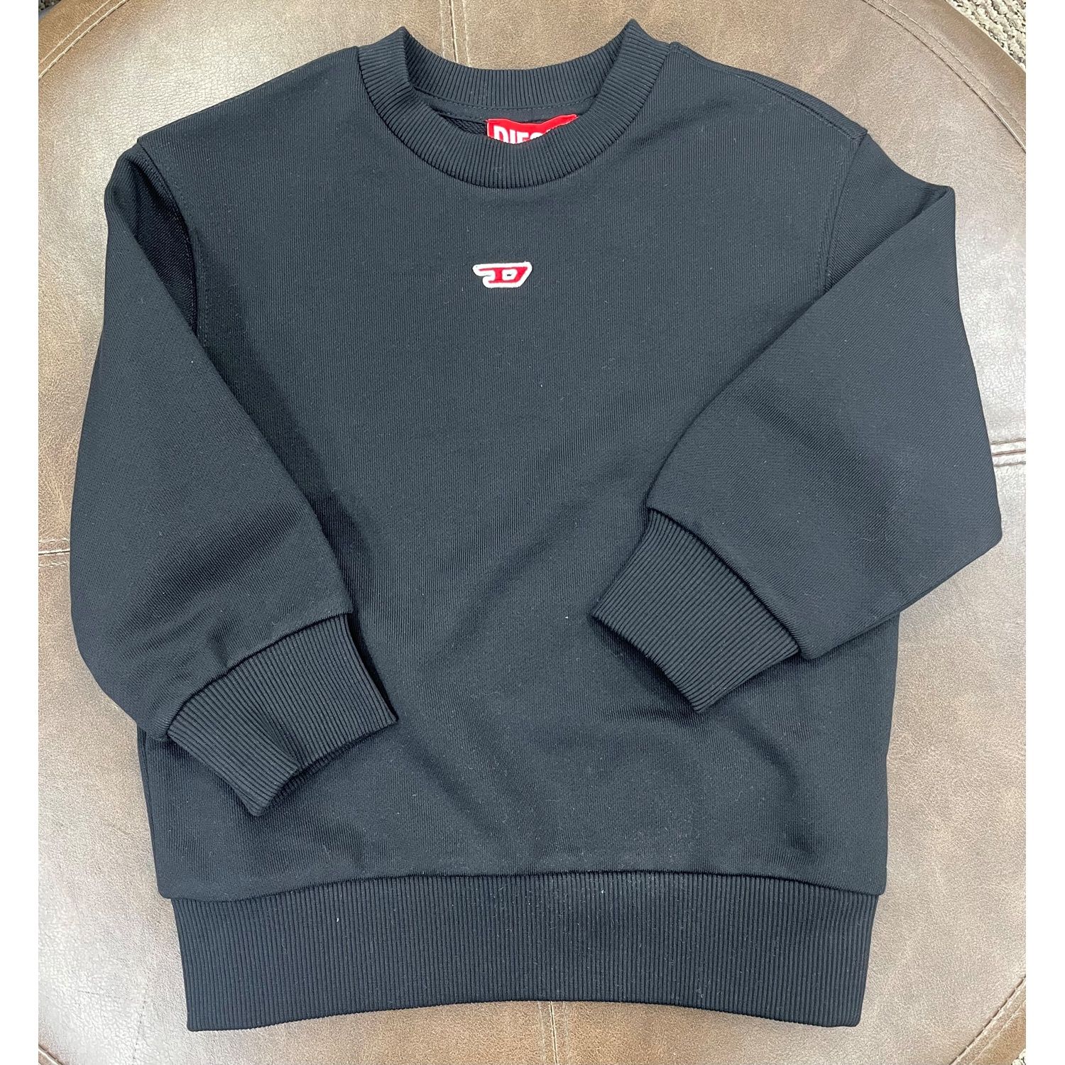 BLACK SWEATTOP RED D LOGO / J02234-K900 BLACK SWEATTOP RED D LOGO / J02234-K900