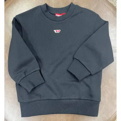 BLACK SWEATTOP RED D LOGO / J02234-K900 BLACK SWEATTOP RED D LOGO / J02234-K900