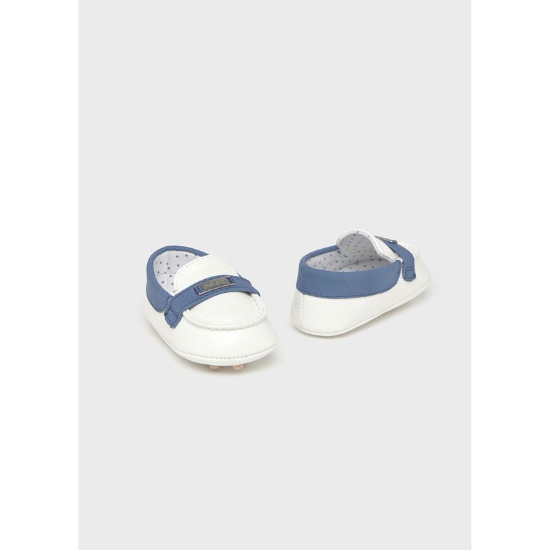 WHITE MOCCASINS WITH BLUE TRIM / 9892-053