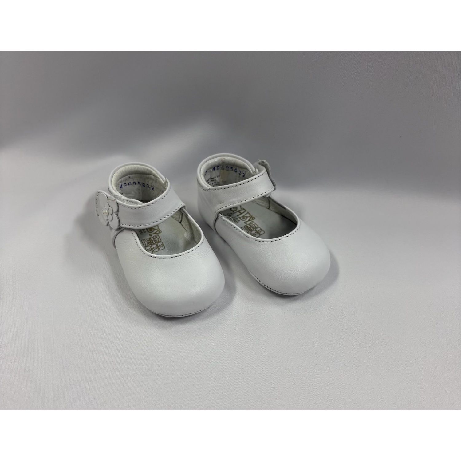 WHITE SHOE BABY FLOWER TRIM ON VELCRO STRAP / G0107