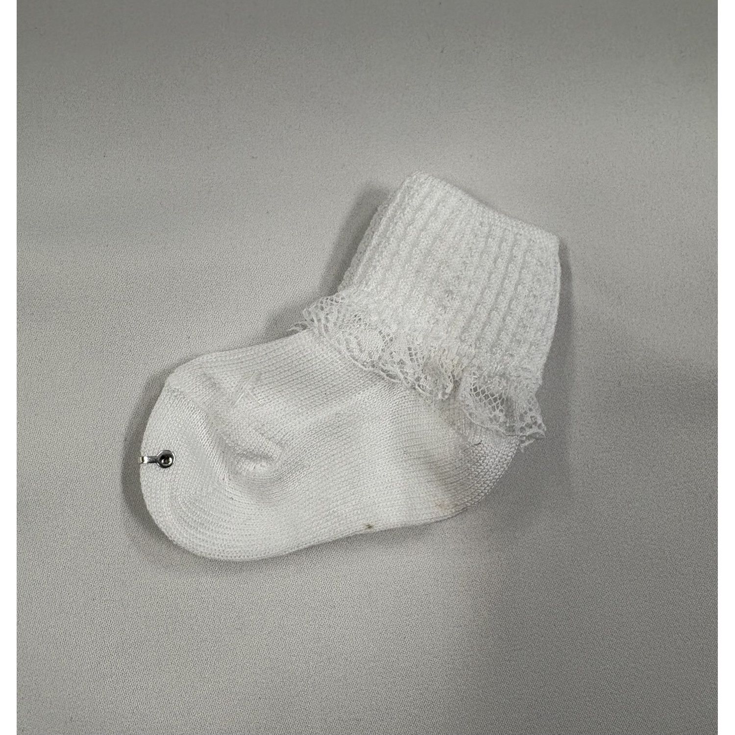 WHITE BABY SOCKS WITH LACE RUFFLE TRIM / 0