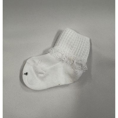 WHITE BABY SOCKS WITH LACE RUFFLE TRIM / 0