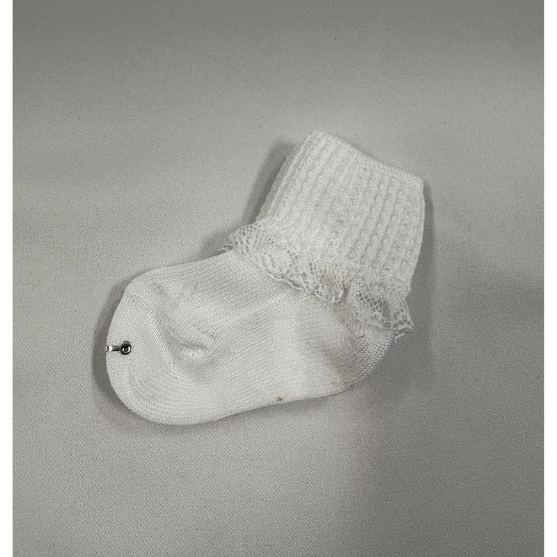 WHITE BABY SOCKS WITH LACE RUFFLE TRIM / 0