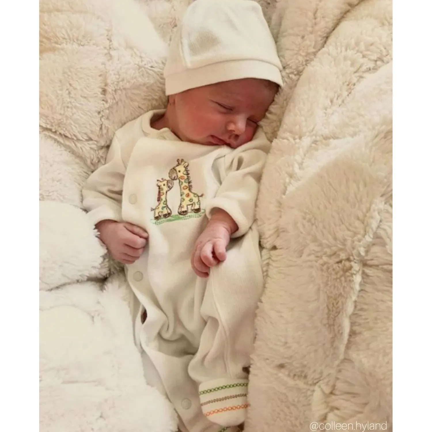 2PC IVORY SLEEPER & HAT GIRAFFE EMBRODIERY / L643855-L150