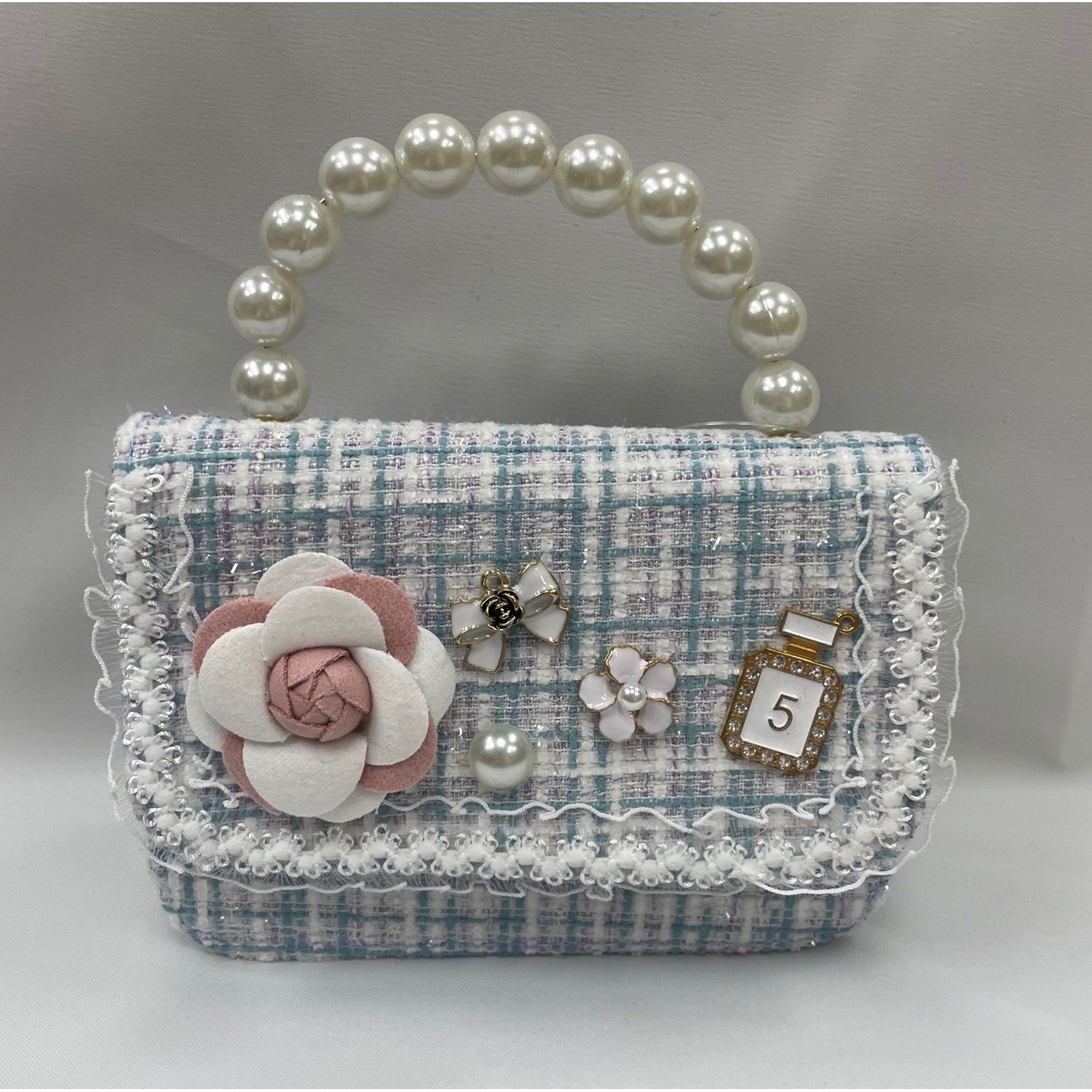 Z11918ZER / TWEED PURSE BABY BLUE & WHITE TRIM CHARMS