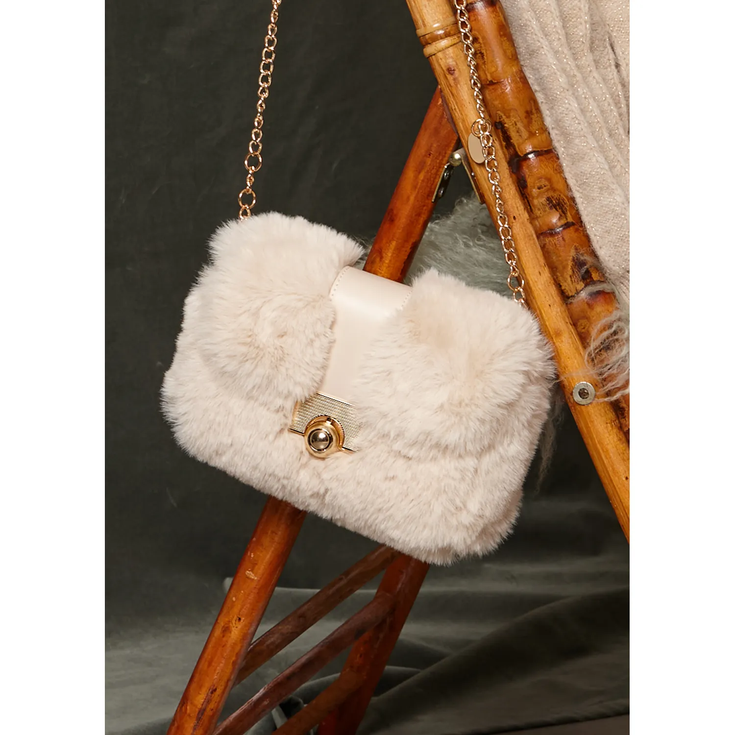 CREAM FAUX FUR HANDBAG GOLD CLOSURE / 5931-094