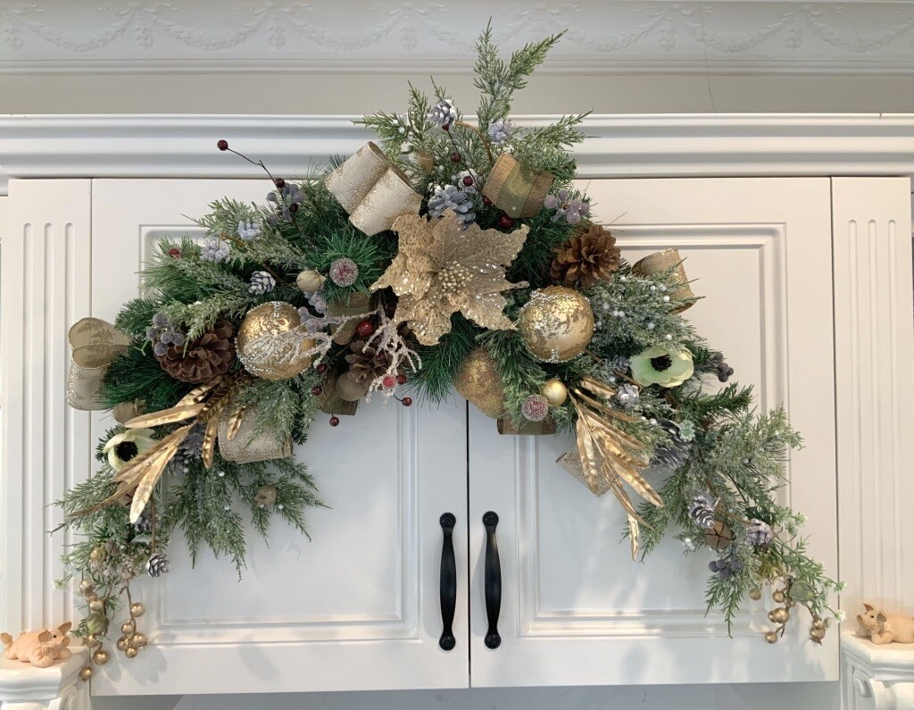 Traditional gold & brown rustic poinsettia winter garland swag