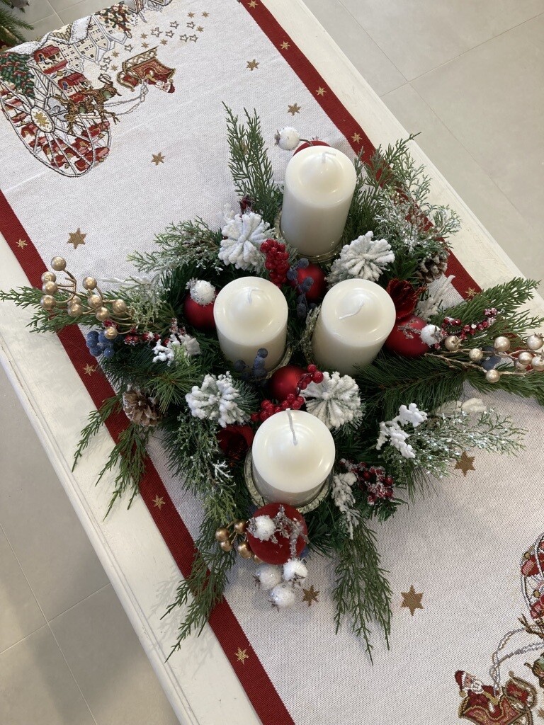 Advent Candle Wreath Centrepiece in red and green